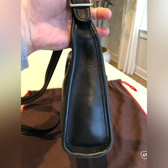 Vintage Coach Legacy Small Zip Bag #9997
Black Leather w/ hangtag and dust bag - Picture 8 of 16